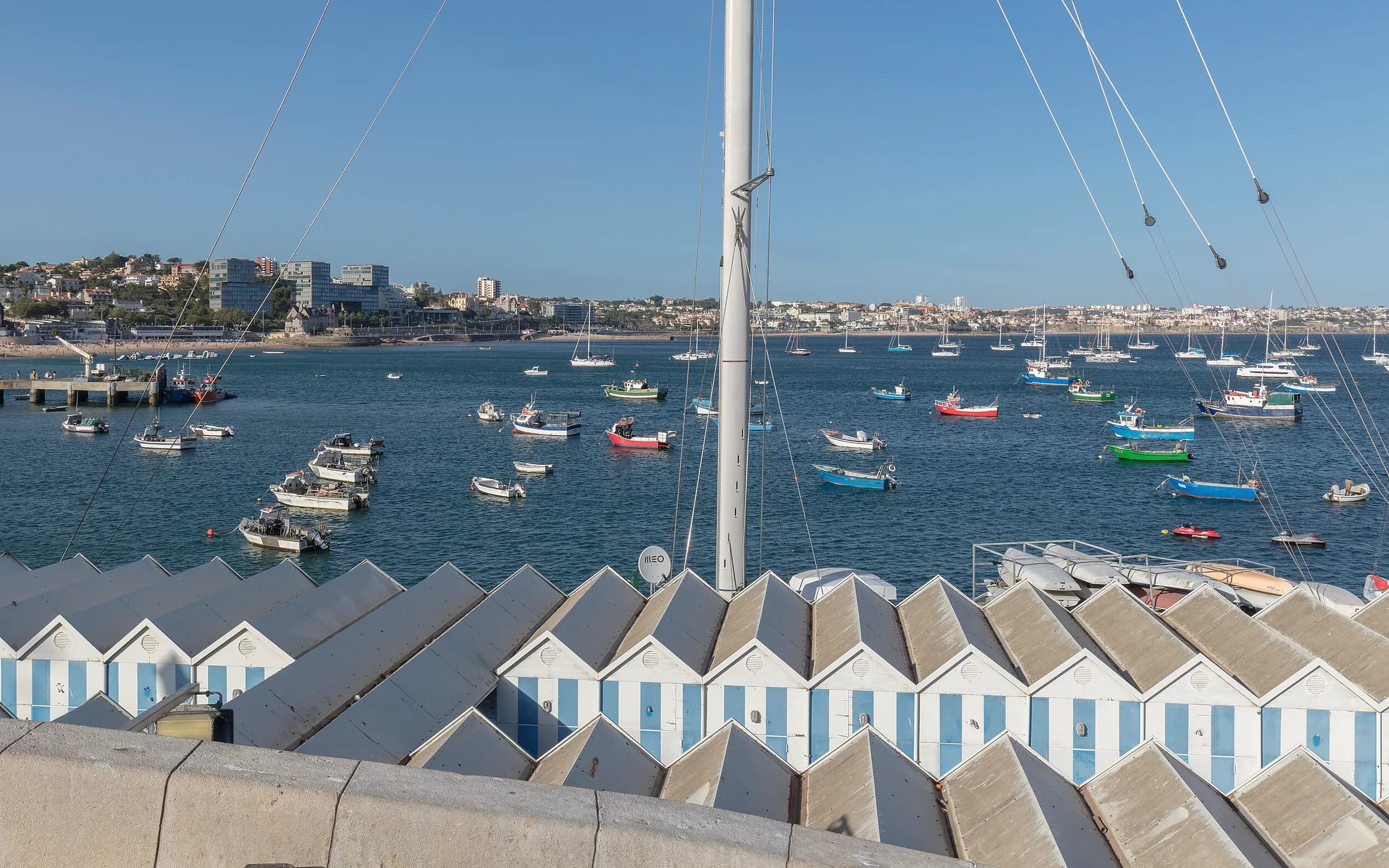 Praia da Ribeira, porto e centro urbano de Cascais