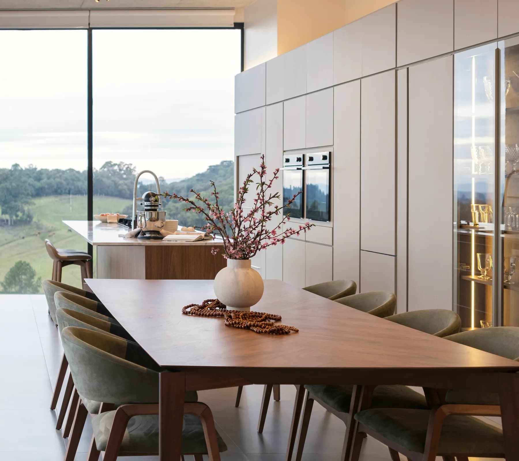 Sala de jantar contemporânea com madeira, luz natural e vista exterior