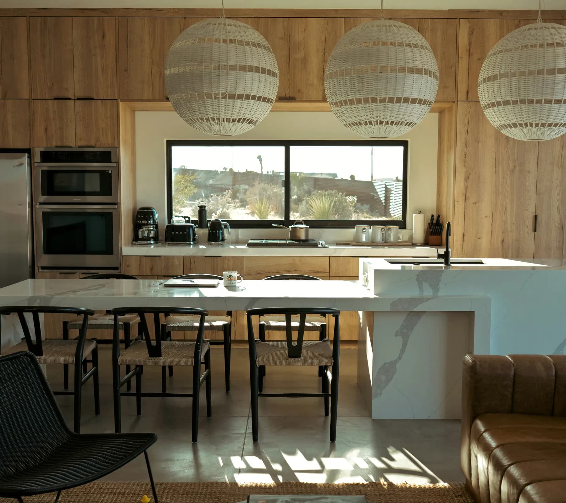 Cozinha e sala contemporâneas com madeira e luz natural