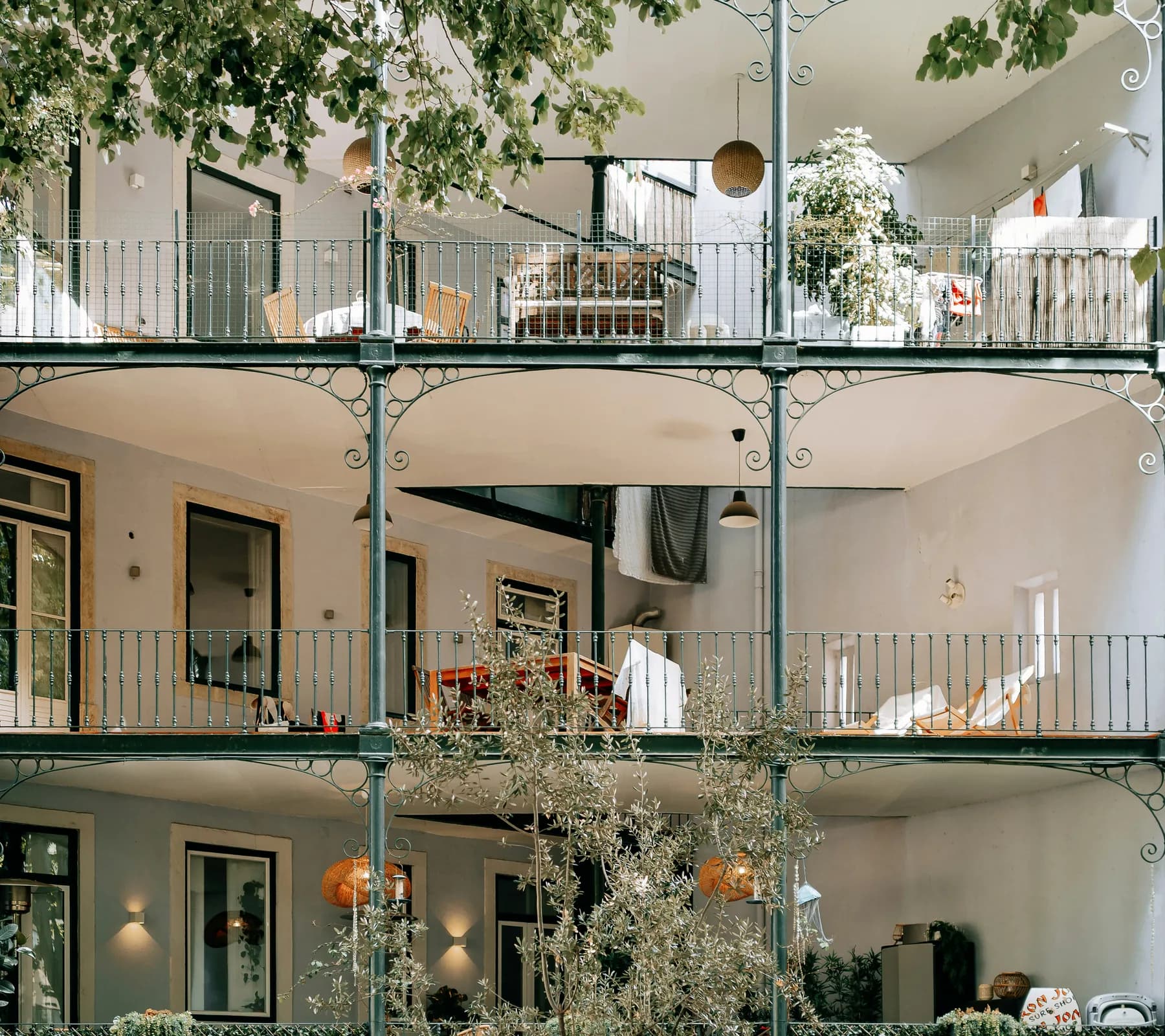 Pátio residencial com varandas e vegetação, em Lisboa