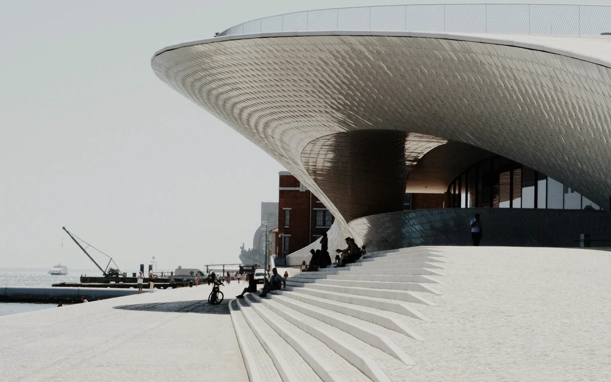 Arquitetura do MAAT e frente ribeirinha de Lisboa