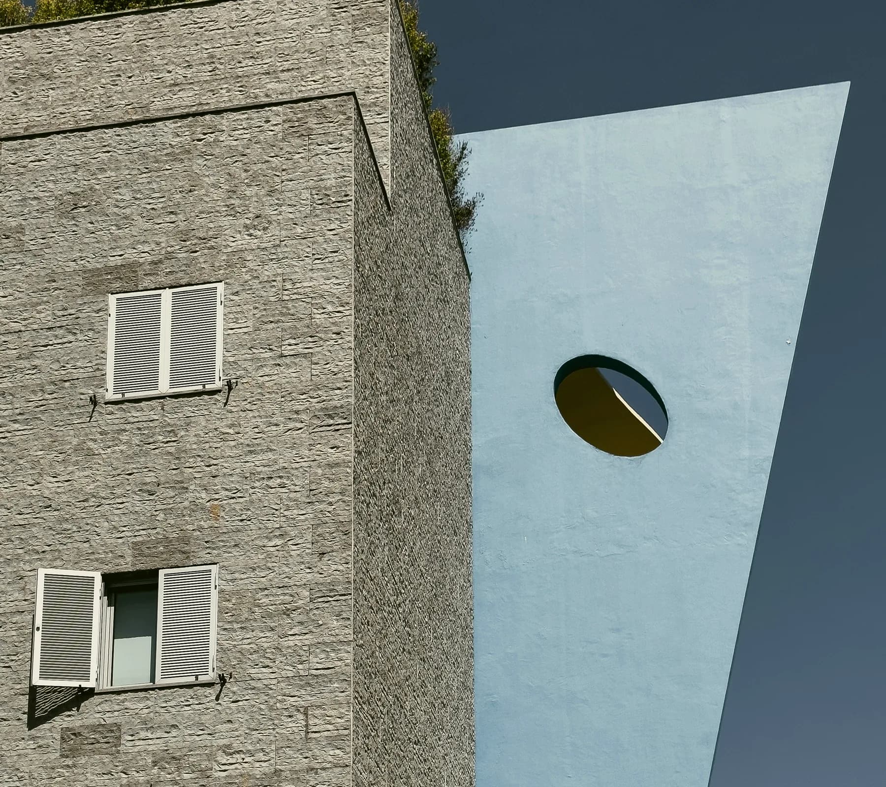 Edifício contemporâneo azul e revestimento em pedra, em Lisboa