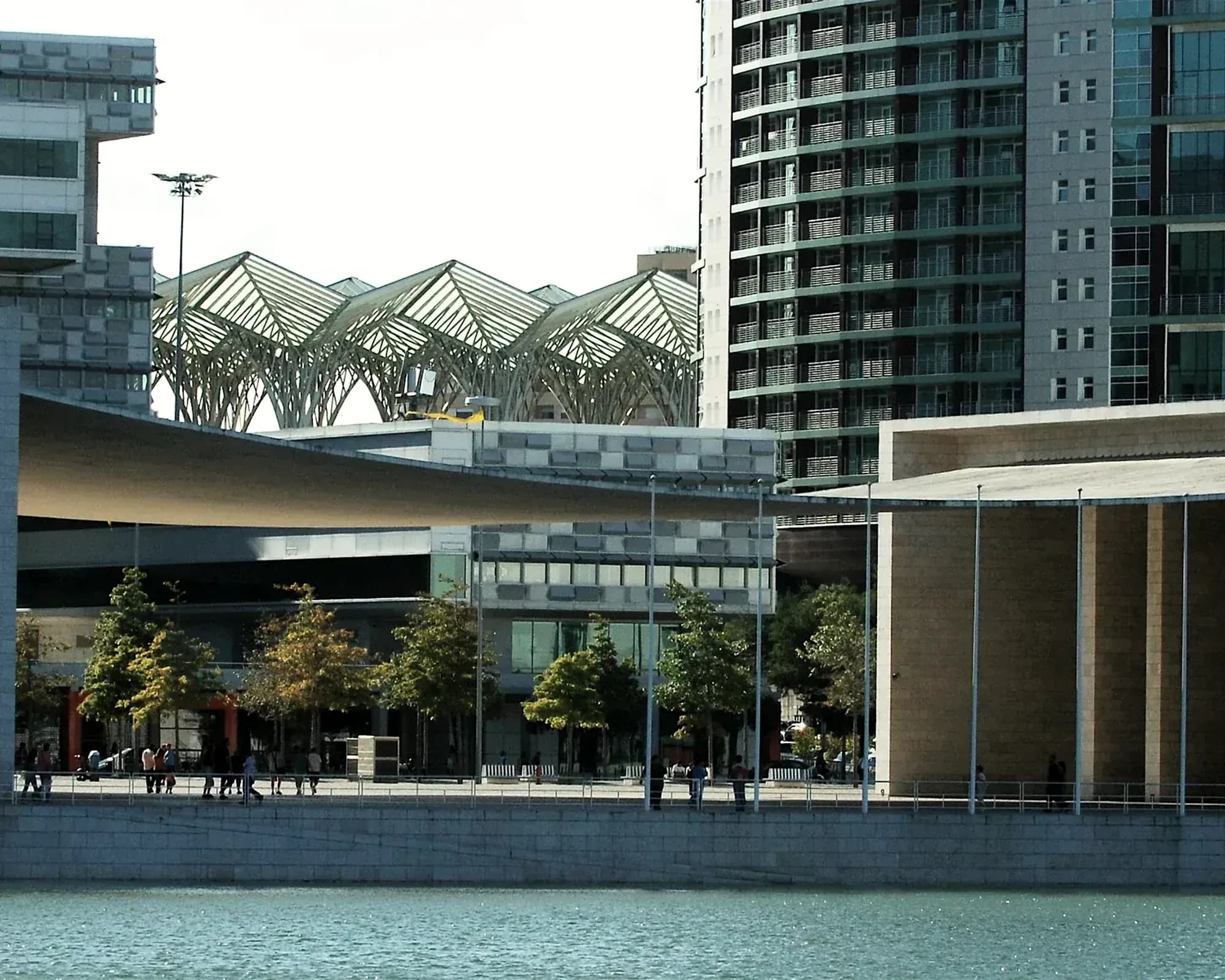 Arquitetura e espaço público junto à Estação do Oriente, em Lisboa