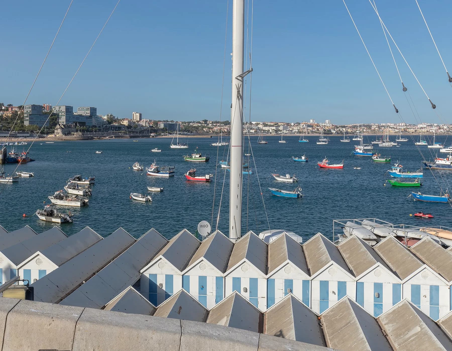 Praia da Ribeira, porto e centro urbano de Cascais