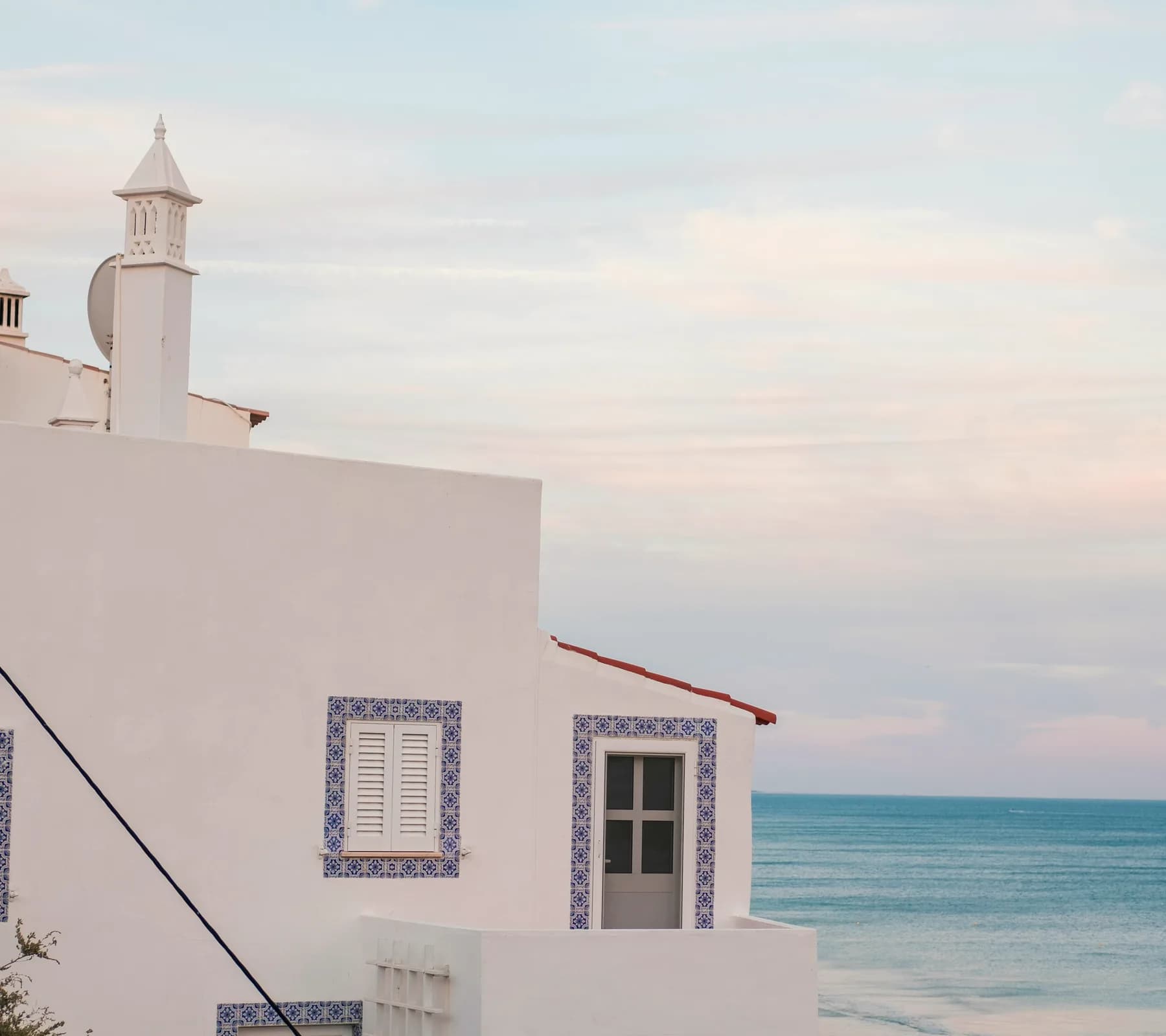 Casa costeira branca com vista para o Atlântico
