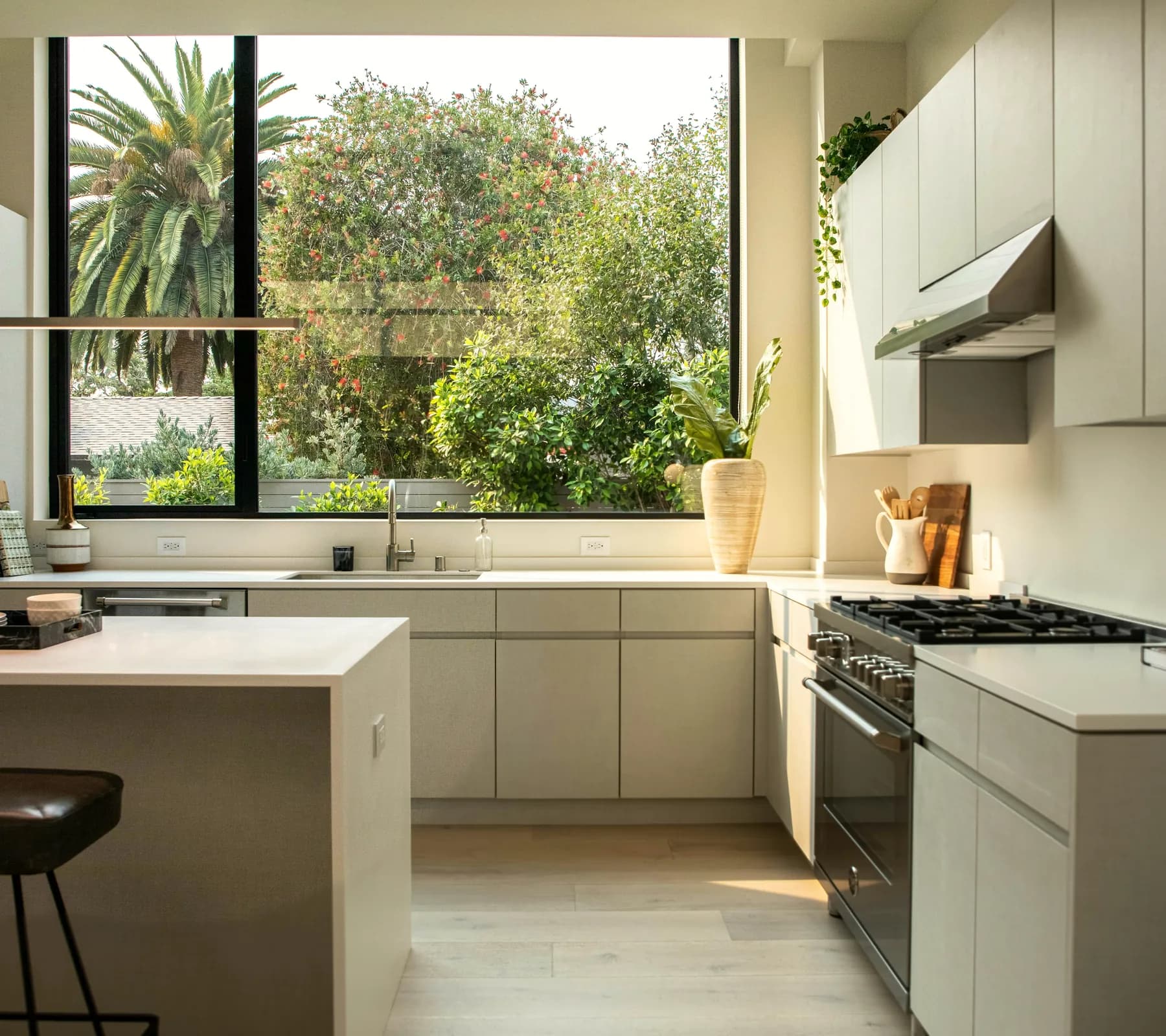 Cozinha contemporânea com luz natural e vista para o jardim