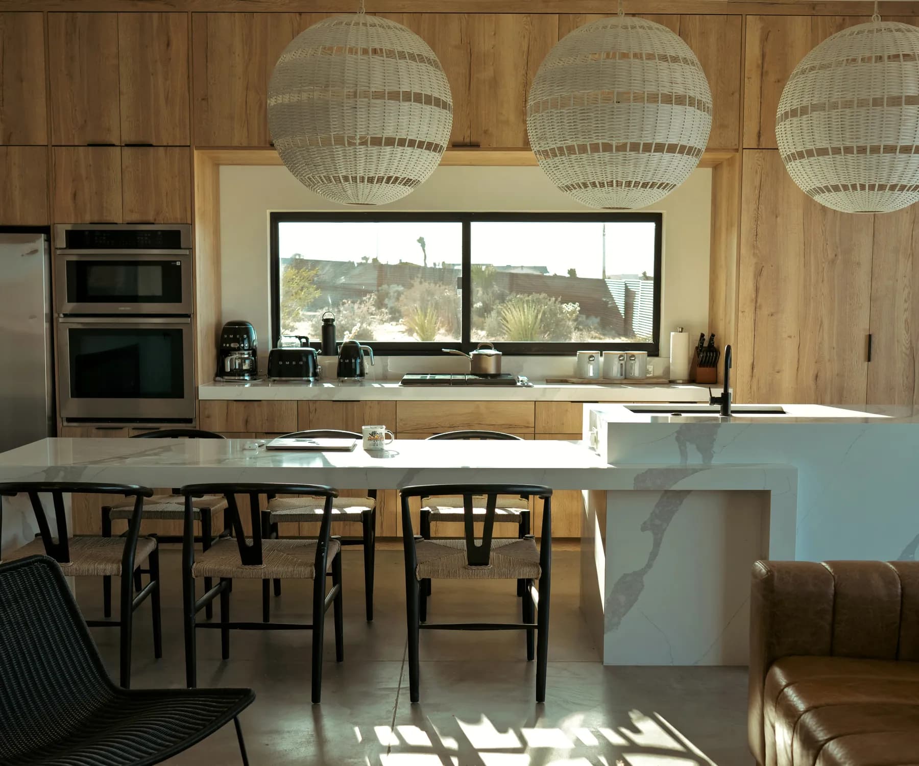 Cozinha e sala contemporâneas com madeira e luz natural