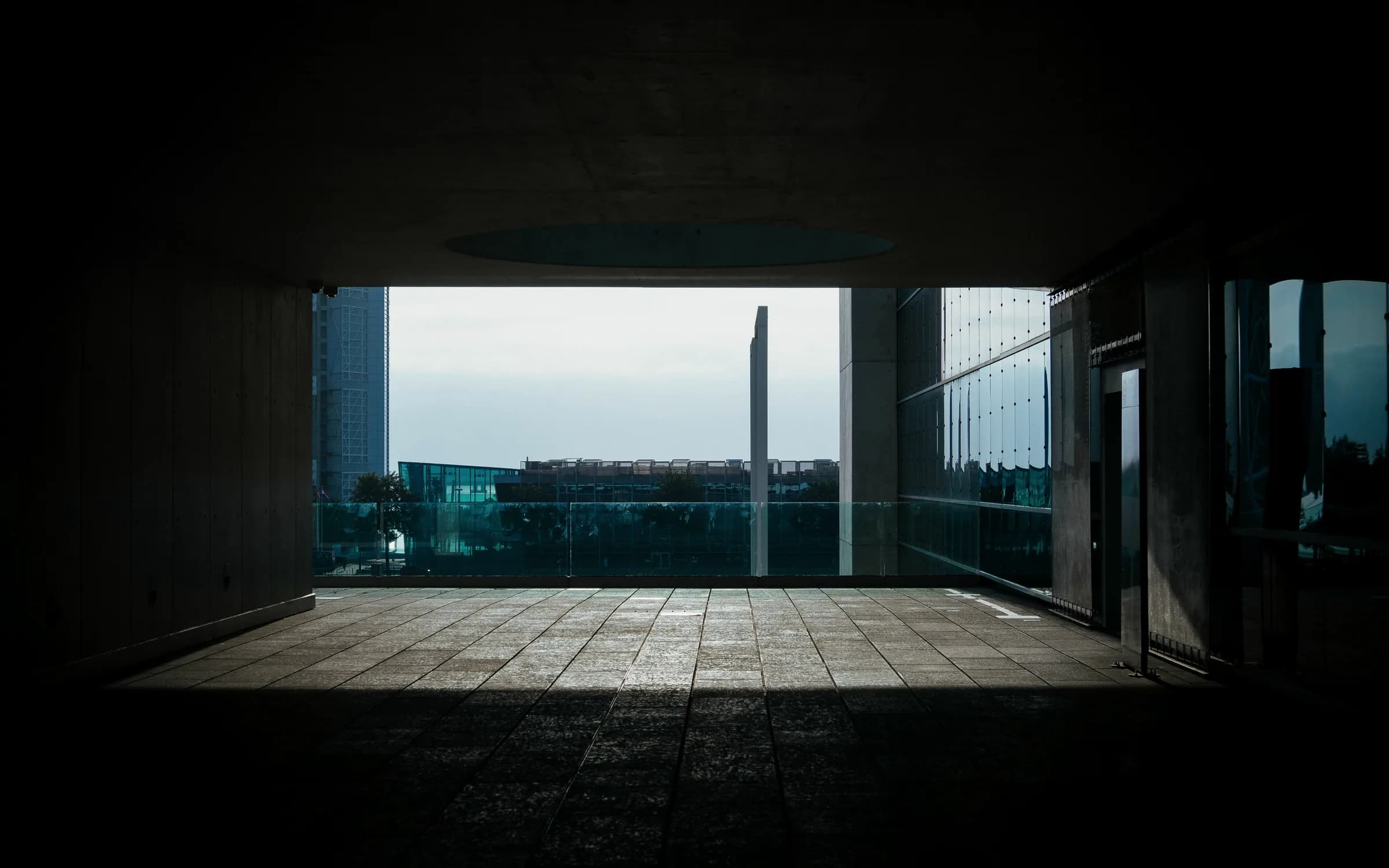 Arquitetura contemporânea e vista urbana no Parque das Nações, em Lisboa