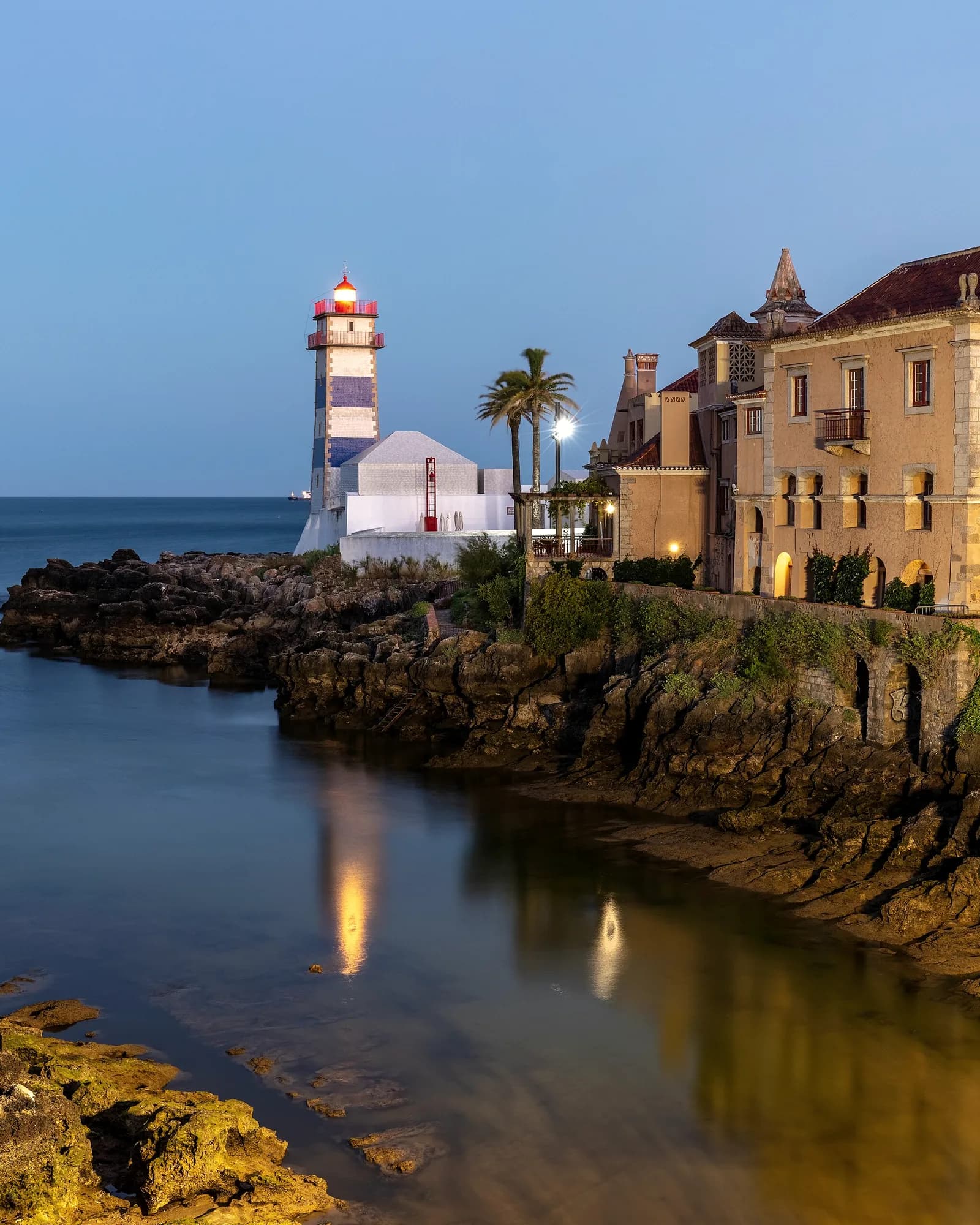 Farol de Santa Marta e frente costeira de Cascais
