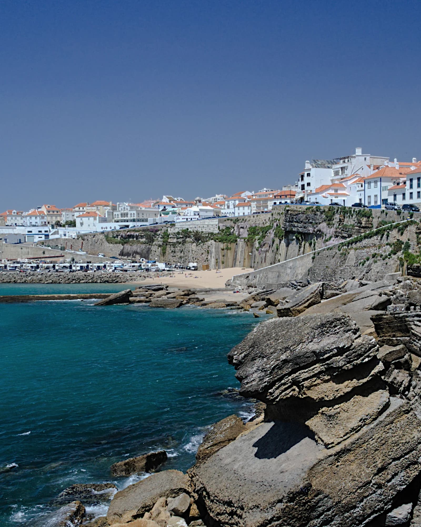 Centro branco da Ericeira sobre as falésias e o Atlântico