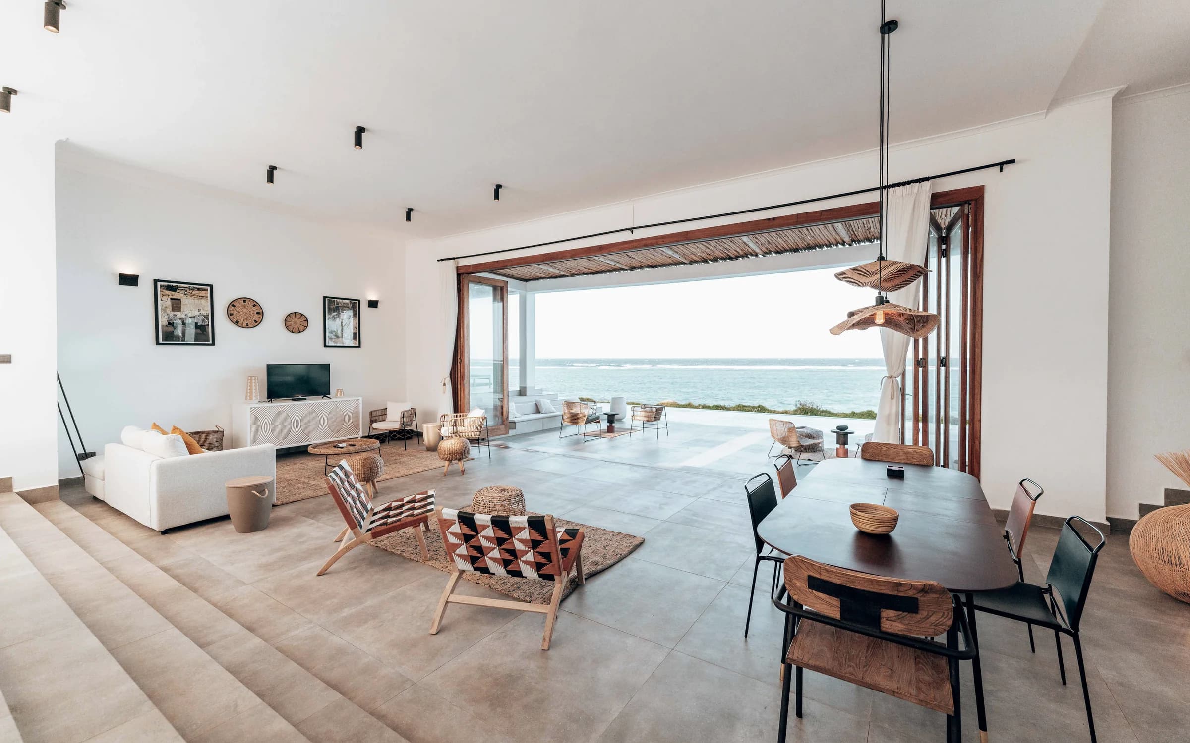 Sala contemporânea aberta para um terraço com vista sobre o Atlântico
