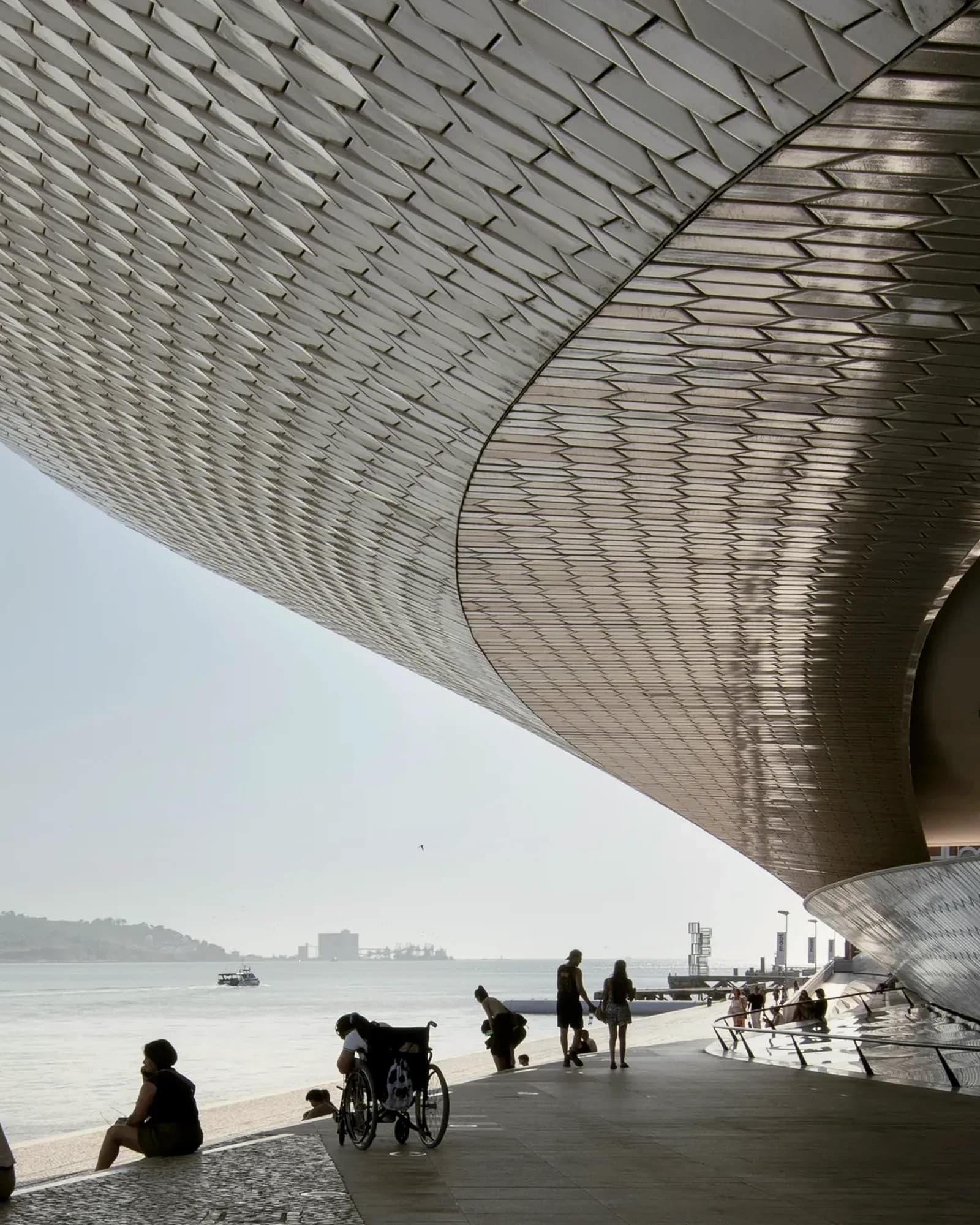 Arquitetura contemporânea do MAAT junto ao rio Tejo, em Lisboa