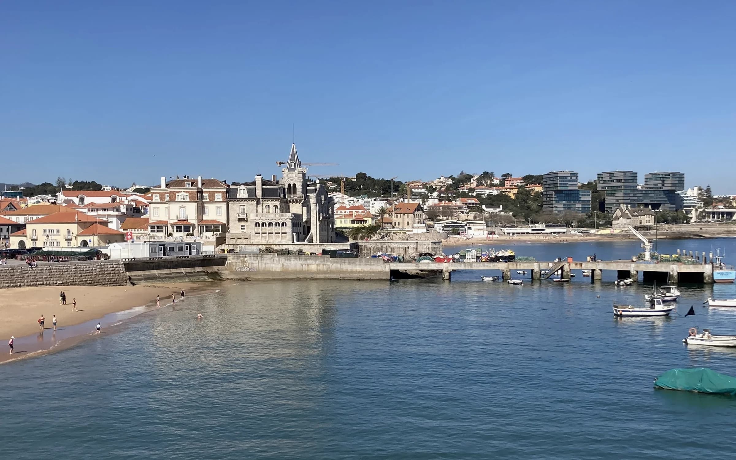 Baía de Cascais com o Palácio Seixas, praia e frente urbana
