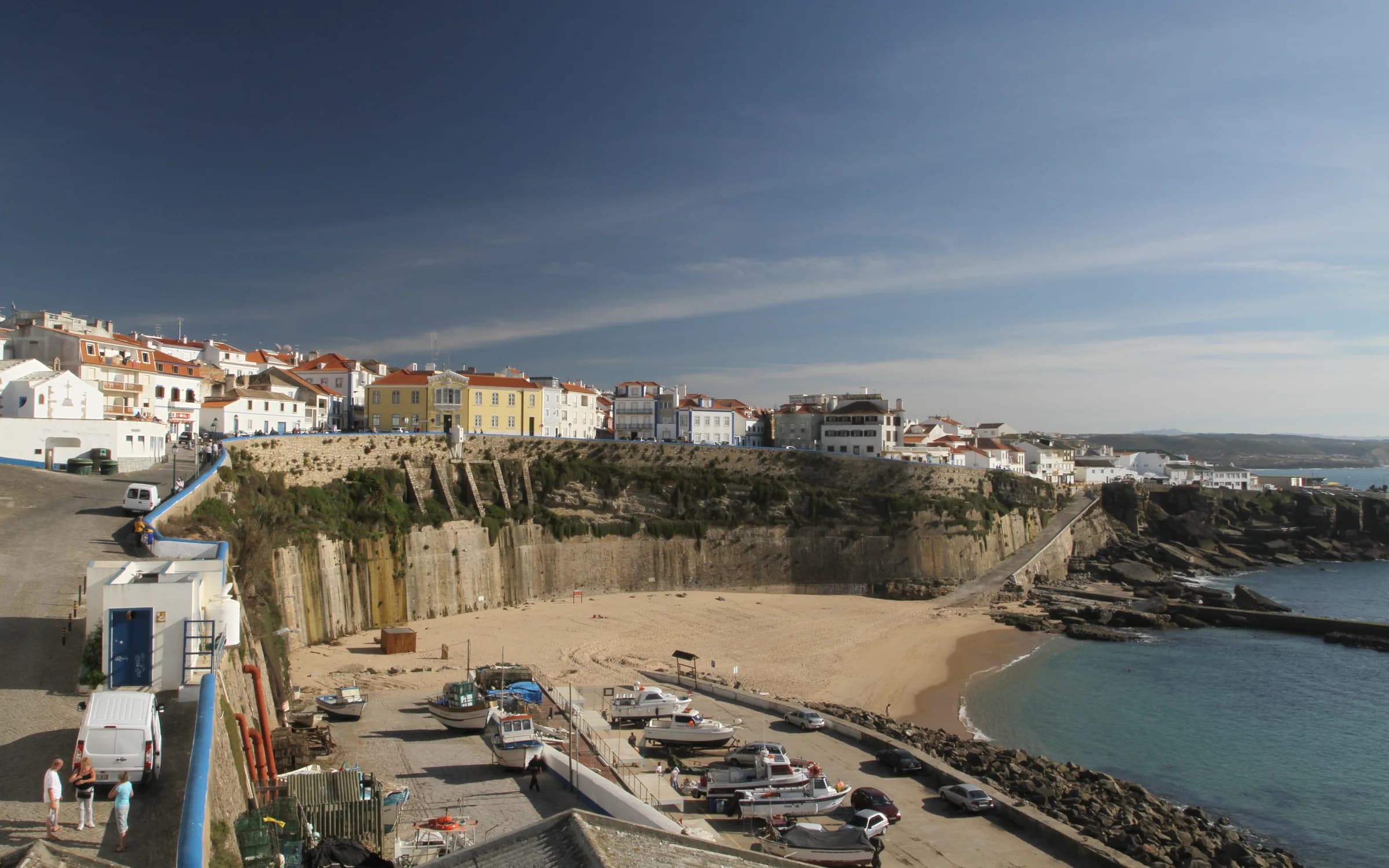 Centro da Ericeira sobre as falésias, com praia, porto e Atlântico