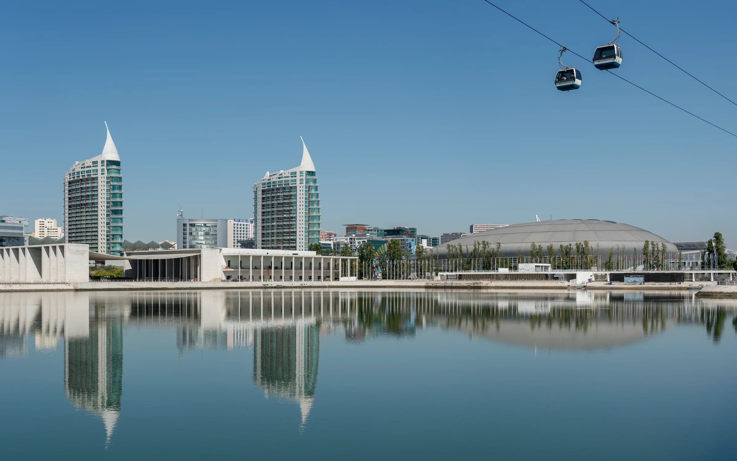 Parque das Nações com arquitetura contemporânea, teleférico e reflexos na água