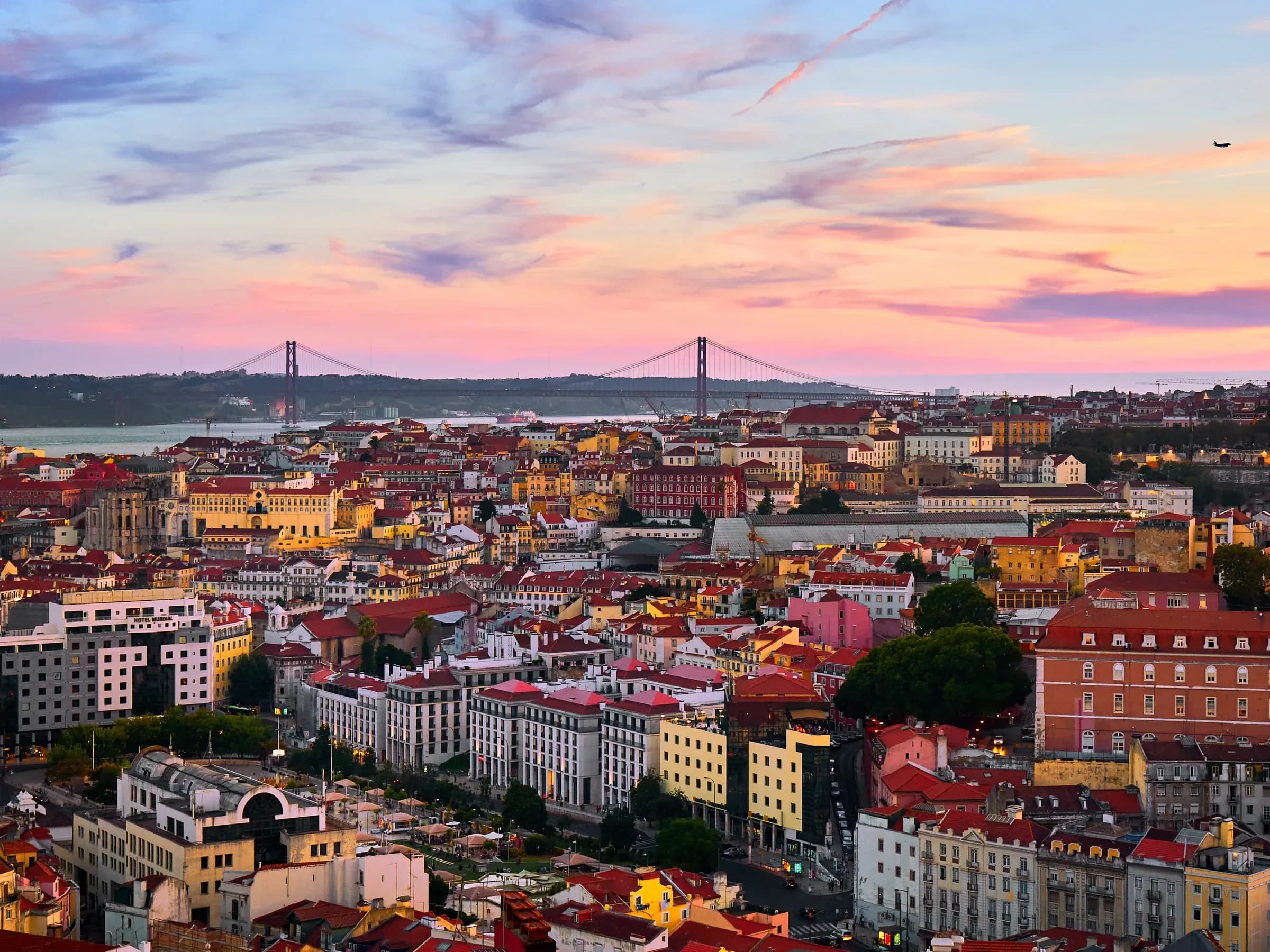 Panorama urbano de Lisboa junto ao Tejo