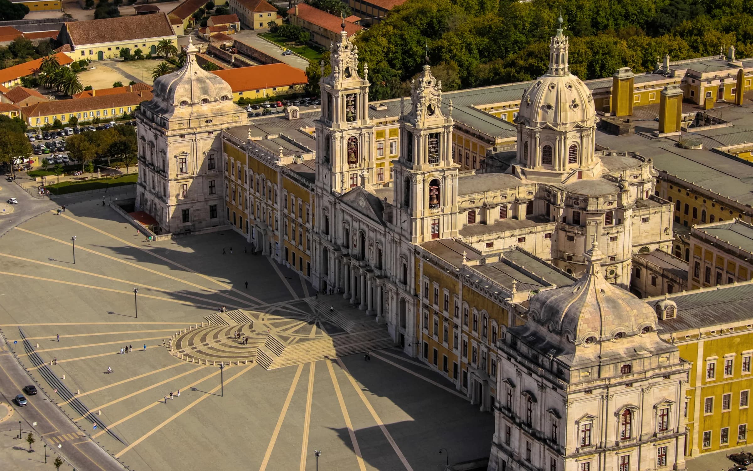 Vista aérea oblíqua do Palácio Nacional de Mafra e do terreiro