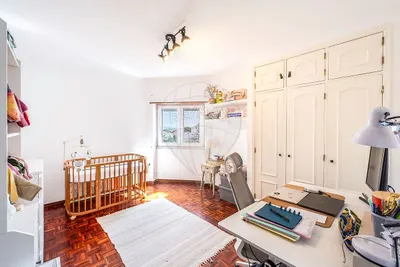 Apartamento T2 remodelado com box para 2 carros perto da Ericeira