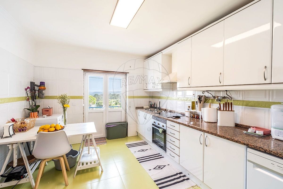 Apartamento T2 remodelado com box para 2 carros perto da Ericeira