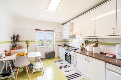 Apartamento T2 remodelado com box para 2 carros perto da Ericeira