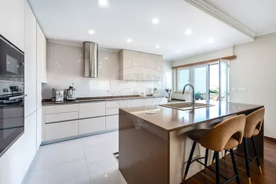 Apartamento T4 duplex com vista mar permanente em condomínio privado na Ericeira