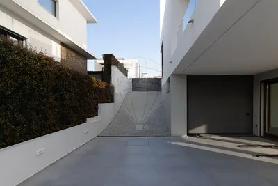 Moradia T3 contemporânea com piscina e elevador na Quinta das Pevides