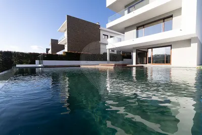 Moradia T3 contemporânea com piscina e elevador na Quinta das Pevides