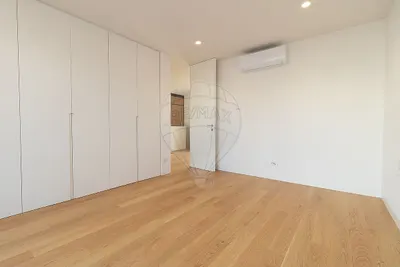 Moradia T3 contemporânea com piscina e elevador na Quinta das Pevides