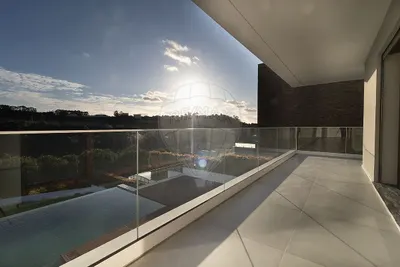 Moradia T3 contemporânea com piscina e elevador na Quinta das Pevides