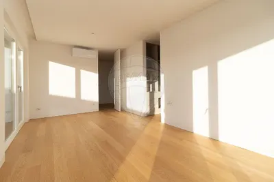 Moradia T3 contemporânea com piscina e elevador na Quinta das Pevides