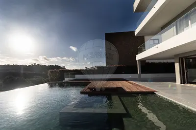 Moradia T3 contemporânea com piscina e elevador na Quinta das Pevides