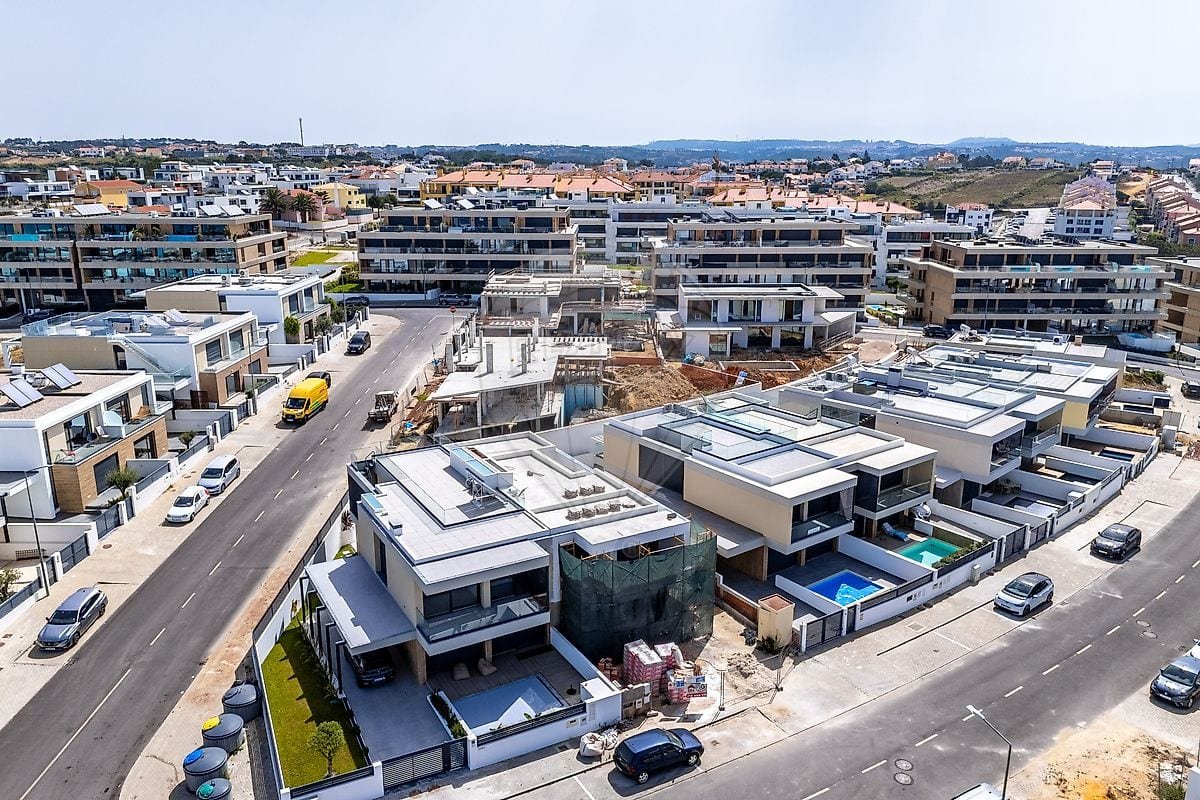 4-Bedroom Villa with Sea Views, Pool and Rooftop in Ericeira