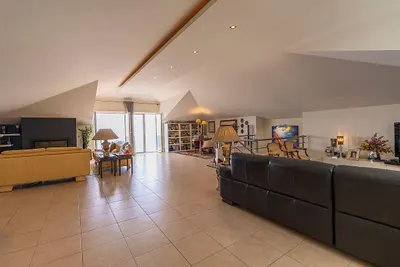 Moradia T4 de luxo em primeira linha de mar na Carvoeira