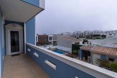 Moradia T4 de luxo em primeira linha de mar na Carvoeira