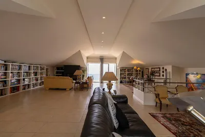 Moradia T4 de luxo em primeira linha de mar na Carvoeira