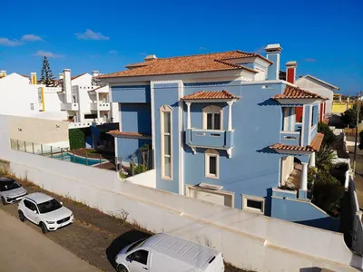 Moradia T4 de luxo em primeira linha de mar na Carvoeira