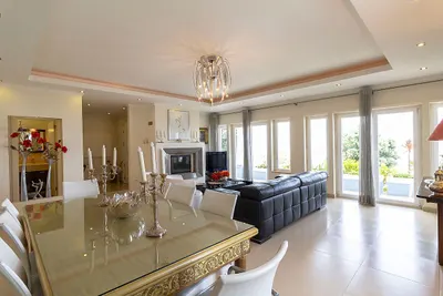 Moradia T4 de luxo em primeira linha de mar na Carvoeira