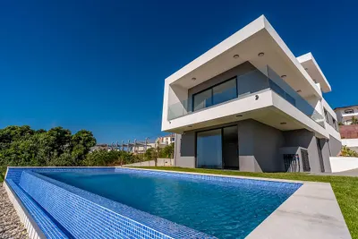 Eine Zeitgenössische Villa mit Blick auf den Atlantik in Santo Isidoro